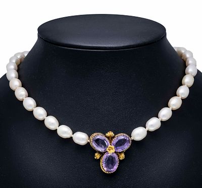 Cultured pearl center-piece necklace with 925/000 silver lobster clasp featuring a gold-plated 