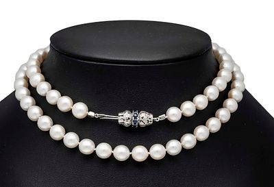 Akoya pearl necklace with WG 585/000 clasp, set all around with round-faceted sapphires 2.5 mm 