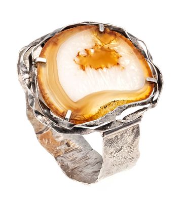 925/000 silver bangle with a thinly cut agate disc 49 x 39 x 3.5 mm in light brown-white, width 