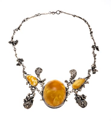 Large amber necklace, 925/000 silver with floral decorative elements, set with a large, oval 