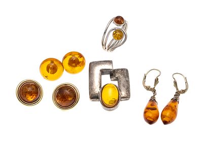 5-piece amber set in silver, 3 x stud earrings, 1 x pendant L. 30 mm, 1 x ring size 59, 25.5 g