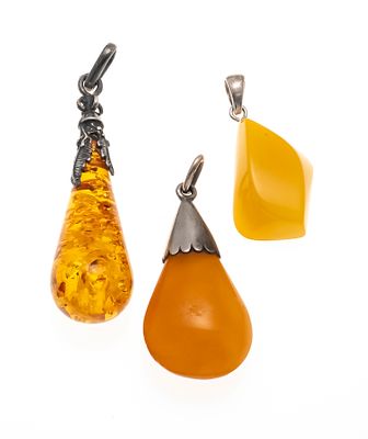 Set of 3 amber pendants in silver with 3 amber pendants 37 - 26 mm, L. 60, 47, and 35 mm, 12.2 g