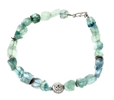 Green stone necklace with spacer elements and hook clasp, 925/000 silver; strand of light green 