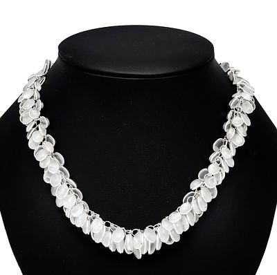 Moonstone necklace in silver with over 200 oval moonstone cabochons 10–6 mm, with clasp, L. 41 