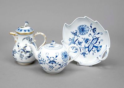 Three pieces, Meissen, underglaze blue onion pattern, mocha pot, Knaufschwerter 1850–1924, 1st 