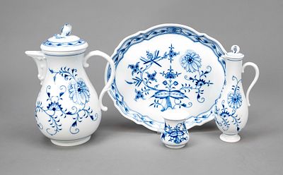 Four pieces 'Onion Pattern', Meissen, 20th century, 1st and 2nd choice, coffee pot, 'Neuer 