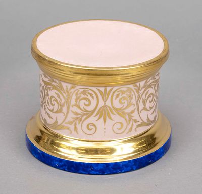 Round pedestal, KPM Berlin, c. 1800, first-grade, stepped base, straight sides, predominantly 