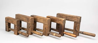 5 screw clamps, ca. 1900, wood. Tool for carpenters. Worn. Each approx. 42 x 20 x 5 cm