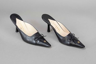 Chanel, elegant mules, fine black leather and other materials, pointed toe, heel with 