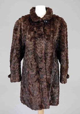 Short coat, brown, partially sheared mink with texture, small coat collar, fastens with 