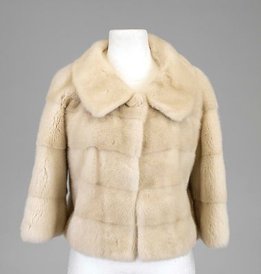 Short bolero, cream-colored mink, coat collar, fastens with a fur-covered button on the collar 