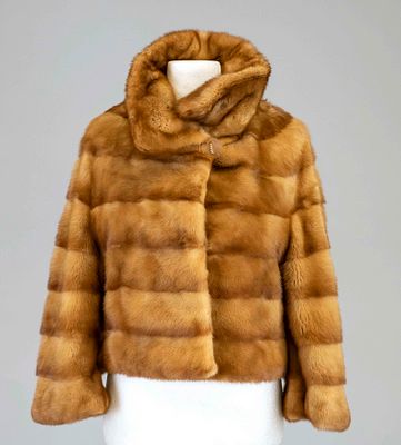 Short jacket, caramel-colored iridescent mink, wide coat collar, fastens with concealed fur 