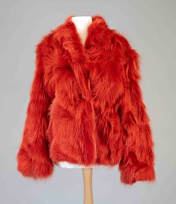 Fur jacket, strawberry-red dyed fox fur, small coat collar, button closure, straight cut, side 