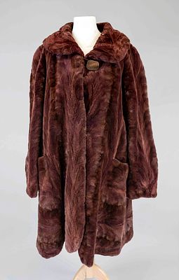 Short coat, wine-red sheared mink with texture, wide Peter Pan collar, fastened with concealed 