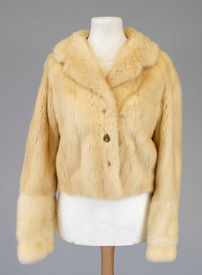 Vintage short jacket, cream-colored mink, small coat collar, fastens with concealed fur hooks 
