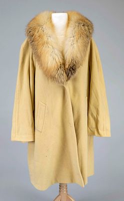 Elegant vintage short coat, sand-colored sturdy wool-blend fabric, wide collar with fox trim 