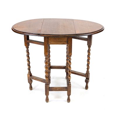 English folding table, circa 1900, oak, frame with corkscrew columns, 73 x 61 x 36/90 cm
