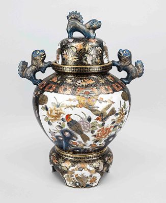 Large lidded vase on a pedestal, Japan/China, 20th century, body divided into two large panels 