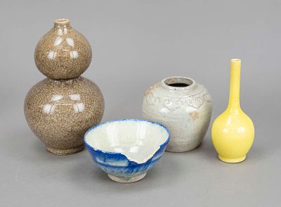 Set of ceramics, China, 19th/20th century, consisting of a double-gourd vase with crackled 