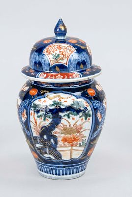 Imari lidded vase, Japan, 19th century (Meiji). All-around decoration in cobalt blue, iron red 
