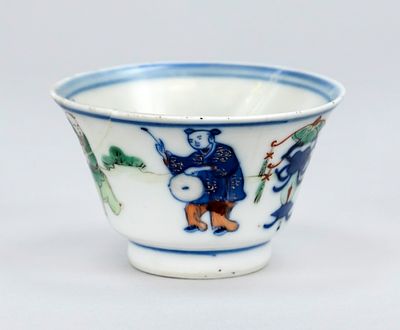 Wucai/Doucai cup, China, 18th/19th century. A green dragon winding across the interior. 