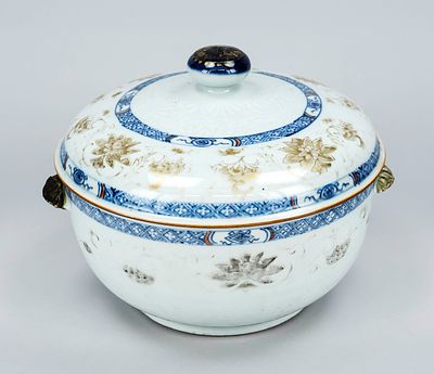 Blue-and-white lidded tureen, China, 18th/19th century, all-around decoration with golden lotus 