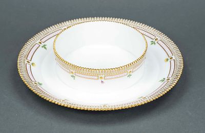 Bowl, Royal Copenhagen, Denmark, 2nd half of the 20th century, from the Flora Danica service 