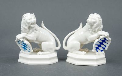 2 lions, Nymphenburg, mark 1925–97, seated lion with Bavarian coat of arms, white, partially 