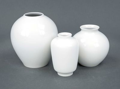 3 vases, KPM Berlin, mark 1962–92, 2nd quality, white, H 13–19 cm