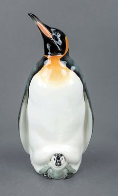 Large emperor penguin with chick, Hutschenreuther, 2nd half of the 20th century, marked on the 