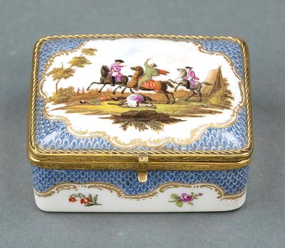 Snuffbox, 18th/19th century, probably Meissen, polychrome painting on all sides, battle scenes 