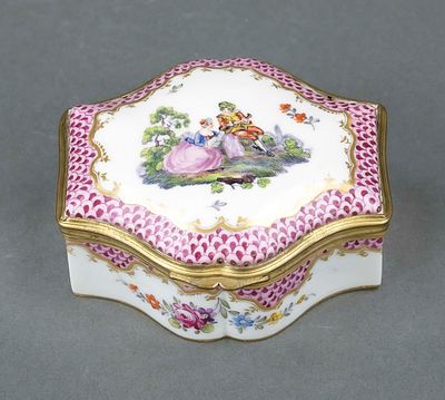Lidded box, H&ouml;chst, 20th century, curved form, polychrome painting, on the lid a gallant scene 