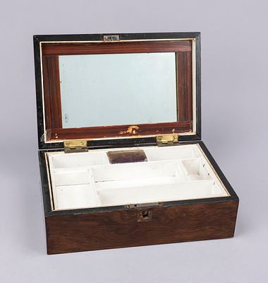 Jewelry box, late 19th century. Oak wood, lid with inlaid mother-of-pearl elements, rose petals 