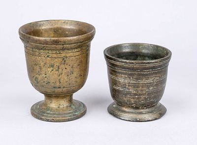 2 mortars, 18th cent. or older, bronze. Ribbed walls, dark age patina. Signs of use. H. up to 