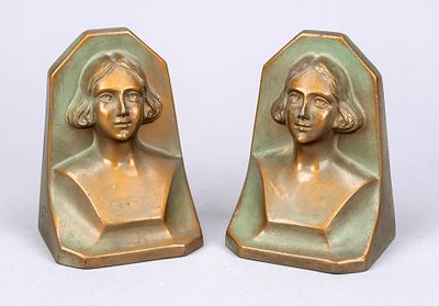Pair of Art Deco bookends, first half of the 20th century, cast metal with green-brown patina. 