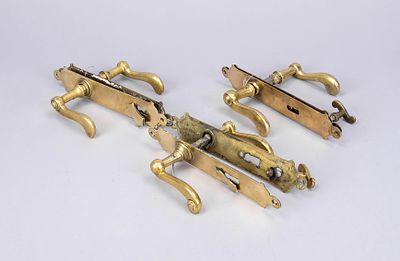 3 pairs of door handle sets, late 19th century, brass. Smooth fittings, curved latches very 
