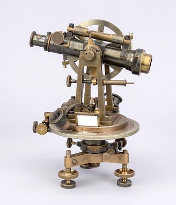 Theodolite (angle measuring instrument), 19th century, brass. With numerous scales, spirit 