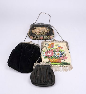 4 ladies’ handbags, 19th/20th century. 3 with silver-stamped frames, 1 with fine pearl 