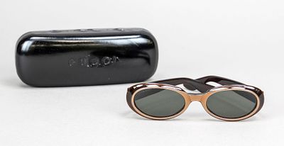 Gucci, sunglasses, dark brown plastic frame with bronze accents, wide temples with logo on the 