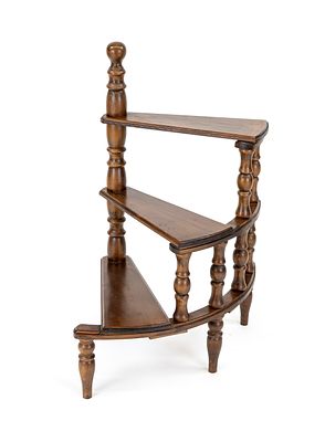 English library ladder, 20th century, beech stained walnut, H. 91 cm, D. 48 cm., The furniture 