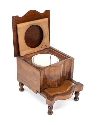 Bedside table/chamber pot, England, 19th century, mahogany, hinged with round porcelain insert 