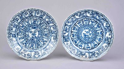 Pair of blue-and-white plates, China, 17th/18th century (Kangxi/Qing). Cobalt-blue decoration 