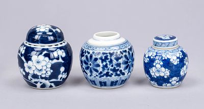 3 blue-and-white small pots, China, 18th/19th century, 2 of which have lids. All decorated in 