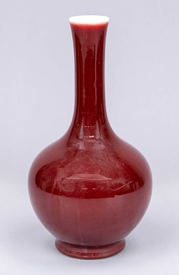 Monochrome vase, China. Bulbous body with long neck, oxblood-colored glaze. A cobalt-blue 