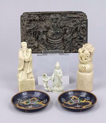Lot from China: Pair of small cloisonn&eacute; dragon plates, D. 9 cm. 2 figurative seals made of 