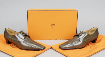 Hermes, elegant lace-up shoe, dark brown shiny leather with details made of black smooth 