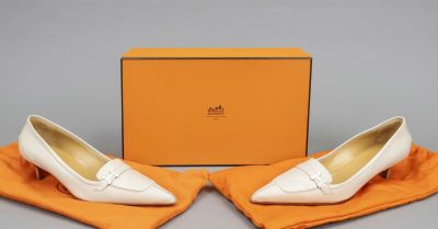 Hermes, pumps, sand-colored leather, partially with white contrasting decorative stitching and 