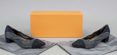 AGL, elegant low shoes with elastic band and block heel, gray suede with details made of 