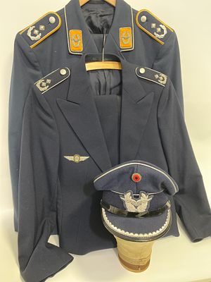 Konvolut Bundeswehr Luftwaffe: Dienstanzug & Gesellschaftsanzug inkl. Schirmm&uuml;tze. [object Object]