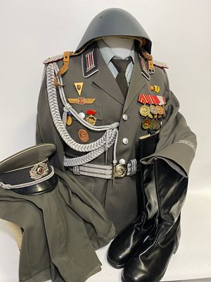 Complete Uniform Ensemble MfS Guard Regiment „Feliks Dzierzynski“ – Major. An exceptionally 